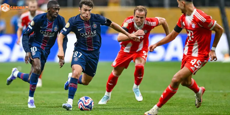 Bayern Munich vs Paris Saint-Germain tranh chấp bóng tại Allianz Arena